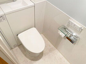 トイレリフォーム清掃性が高く、収納もできるすっきりしたトイレ