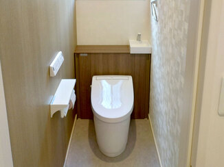 トイレリフォーム 収納付きトイレで収納力と清掃性がアップした一体感のあるレストルーム