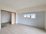 内装リフォーム入居前に内装を一新して明るい空間に生まれ変わったマンション